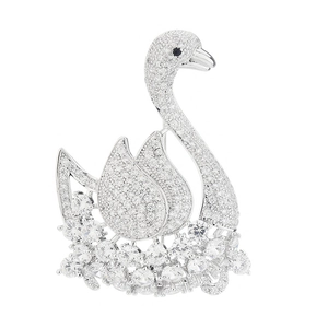 Broche cygne élégante pour femme avec cristaux de zircone et finition argentée