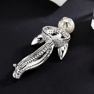 Broche renard argentée élégante avec zircon, perle blanche et fleur pour femmes