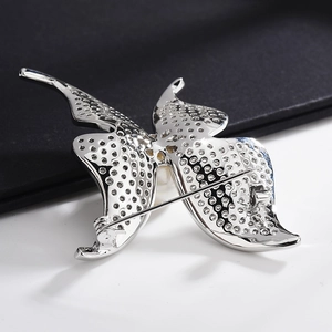 Elegante silberne Schmetterlingsbrosche mit Zirkon und Perlen auf schwarzer Box