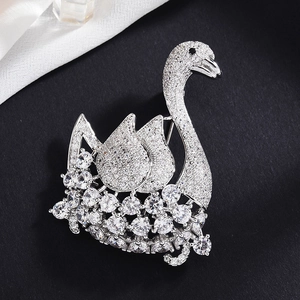 Élégante broche cygne argentée pour femme ornée de zircons brillants sur fond noir