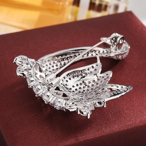 Élégante broche cygne argentée avec zircons blancs et fermoir à épingle sécurisé