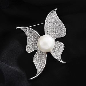 Eleganter Schmetterlings-Anstecknadel mit Zirkonia und einer weißen Perleneinlage