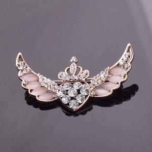 Elegante spilla a cuore con corona in oro rosa e ali in pietra occhio di gatto rosa