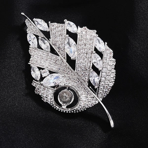 Vue rapprochée d'un support de broche en forme de feuille avec zircone et base perle