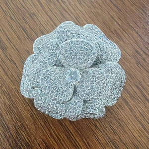 Elegante Spilla a Forma di Fiore di Camelia in Rame con Zircone e Perla Artificial d'Imitazione Gioielli alla Moda da Donna per Abiti Cappotti