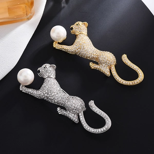 Luxury Leopard Brooch For Women Copper Zircon Artificial Pearl Animal Panther Pin Vintage Party Wedding Jewelry Accessory