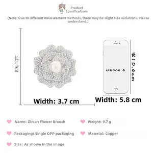 Confronto dettagliato delle dimensioni di una spilla a camelia in rame con zirconi e perla