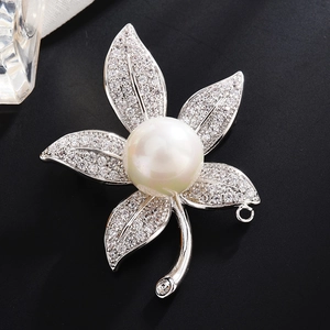 Eleganter Blumenbrosche mit Perle und Zirkon-Inlay auf dunklem Hintergrund