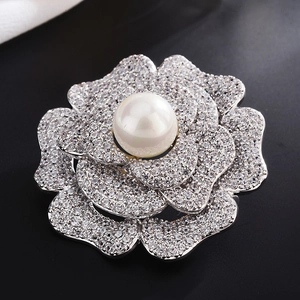 Spilla a camelia elegante con petali in zircone bianco e una grande perla centrale