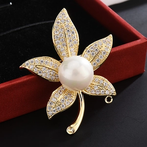 Eleganter goldener Blumenanstecker mit großer weißer Perle und Zirkonia auf Samtbox