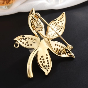 Eleganter Gold-Blumen-Brosche mit Zirkonia und Perlen, zeigt die hohle Rückseite Detail