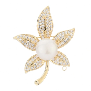 Elegante goldene Blumenbrosche mit großer Perle und funkelnden Zirkonia-Blütenblättern