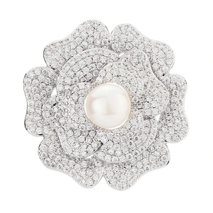 Elegante spilla a camelia argentata con una grande perla bianca e cristalli di zircone