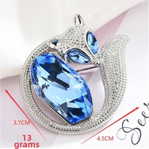Detailansicht der Kristall Fuchs Brosche 4,5cm x 3,7cm mit blauem Edelstein auf Satin