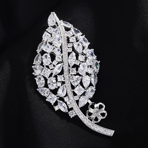 Broche exquise en forme de feuille d'argent avec zircons étincelants sur soie noire