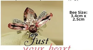 Détail de la broche abeille en cristal rose avec dimensions de 3,4 cm par 2,5 cm