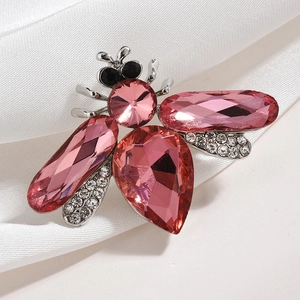 Broche abeille en cristal rose avec ailes en alliage d'argent sur élégant tissu en soie
