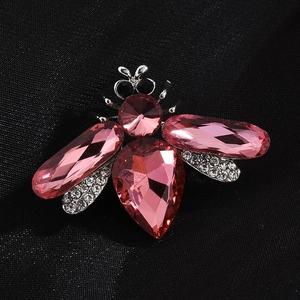 Élégante broche abeille en cristal autrichien avec de grandes pierres roses