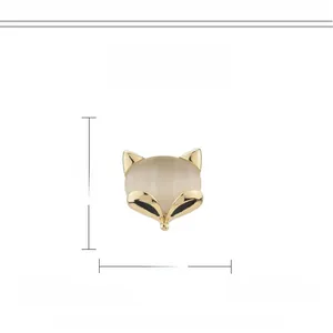 Vue détaillée de la broche renard en œil de chat avec zircon en cuivre doré