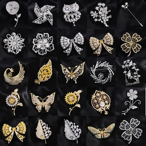 Elegante collezione di basi per spille di perle in forme floreali su seta nera di lusso