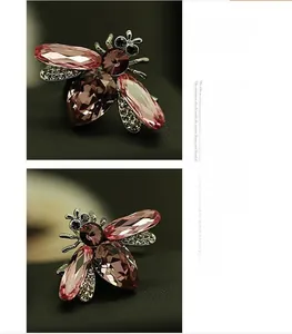 Vue détaillée de la broche abeille en cristal d'Autriche rose avec sertissage griffes