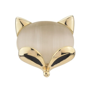 Élégante broche renard avec une grande pierre œil de chat dans un cadre en métal doré