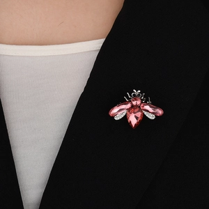 Broche abeille en cristal rose avec strass sur revers noir pour un décor de mode élégant