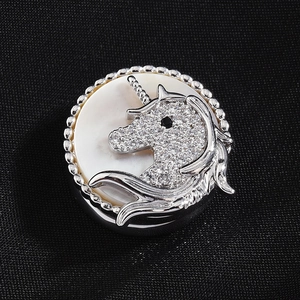Broche magnétique licorne élégante avec incrustation en nacre et cristaux étincelants