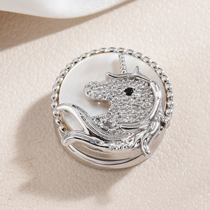 Broche licorne étincelante en métal argenté avec base en nacre et pierres de zircon