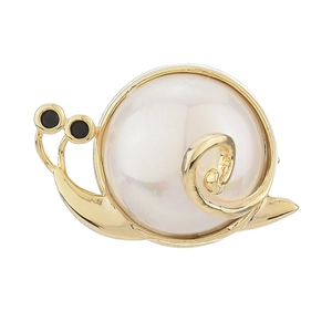 Elegante spilla a forma di lumaca dorata con grande perla bianca e piccoli dettagli