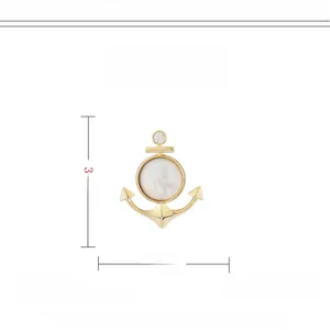 Vue détaillée du pendentif ancre en plaqué or avec zirconium et effet nacre brillant