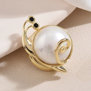 Spilla a Forma di Lumaca in Rame Placcato Oro Con Guscio in Perla Artificial Sintetica Occhi in Zirconia Anti Esposizione Spilla Animale Minimalista per Donna Gioielli