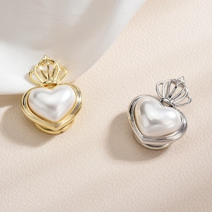 Luxury Palace Style Crown Heart Brooch Artificial Pearl Zirconia Inlaid Copper Magnet Buckle For Women Elegant Wedding Jewelry Gift