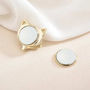 Spilla magnetica minimalista a forma di gatto dorato con inserto bianco su tessuto