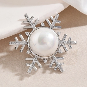 Elegant Copper Artificial Pearl Snowflake Magnetic Brooch Women Zircon Inlaid Brooch Anti-exposure Buckle Winter Jewelry Accessory