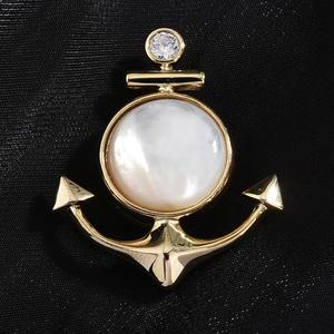 Broche ancre dorée élégante avec incrustation nacre et pierre en zircon scintillante