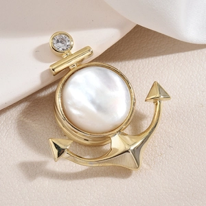Élégante broche ancre dorée avec nacre irisée et détails en cristal brillant