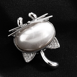 Elegante spilla magnetica a forma di gatto con perla, finitura argento e zirconi