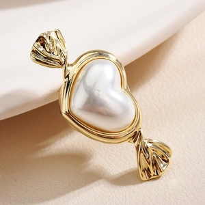 Elegant candy shaped magnetic brooch with heart pearl on polished gold finish