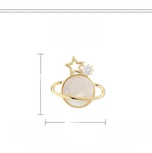 Makroansicht der Planeten-Magnetbrosche mit Zirkonia-Inlay und Maßen von 2,4cm x 2,5cm