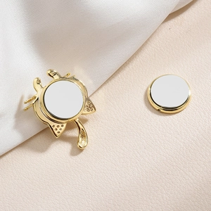 Spilla magnetica chic a forma di gatto con perla dorata per camicie e colletti donna