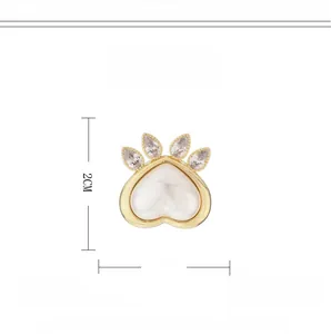 Vue détaillée de la broche patte de chat avec zircons sertis de cuivre doré