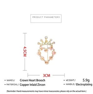Vue détaillée de la broche cœur couronne en zircon avec fleurs roses et plaqué or