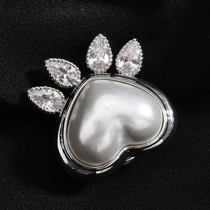 Broche magnétique patte de chat avec perle cœur et zircons sur soie noire élégante