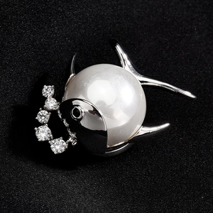 Élégante broche poisson avec grande perle blanche et accents de zircon étincelants en argent