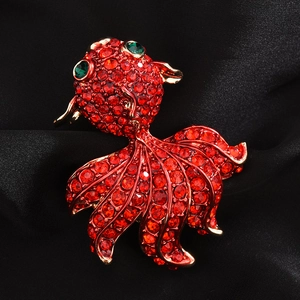 Eleganter chinesischer Goldfisch-Anstecker mit roten Kristallen auf schwarzer Seide