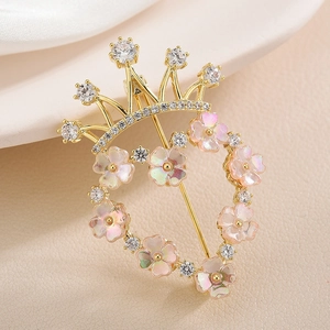 Broche couronne en cœur avec zircons et pétales de nacre rose sur finition dorée
