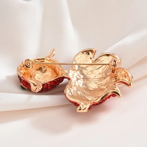 Exquisite Goldfisch-Brosche im chinesischen Stil mit roten Kristallen und Gold-Finish