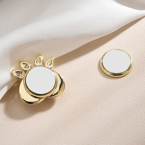 Broche magnétique patte de chat dorée avec zircone et base blanche sur soie luxueuse