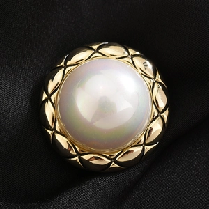 Vintage Round Quilted Metal Brooch With Faux Artificial Pearl Anti-Exposure Magnetic Buckle Gold Copper Brooches For Women Accessory